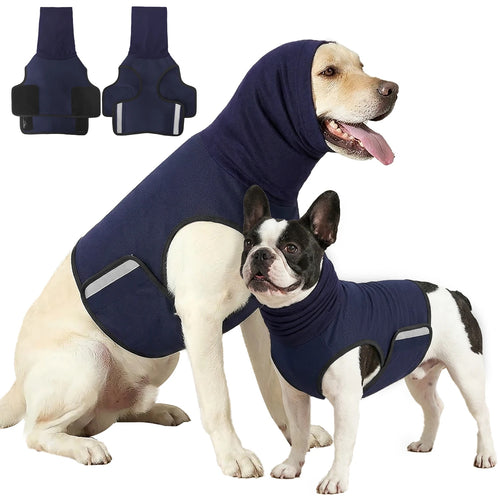 Chaleco antiestrés para perros con capucha en azul marino, puesto en un labrador y un bulldog francés