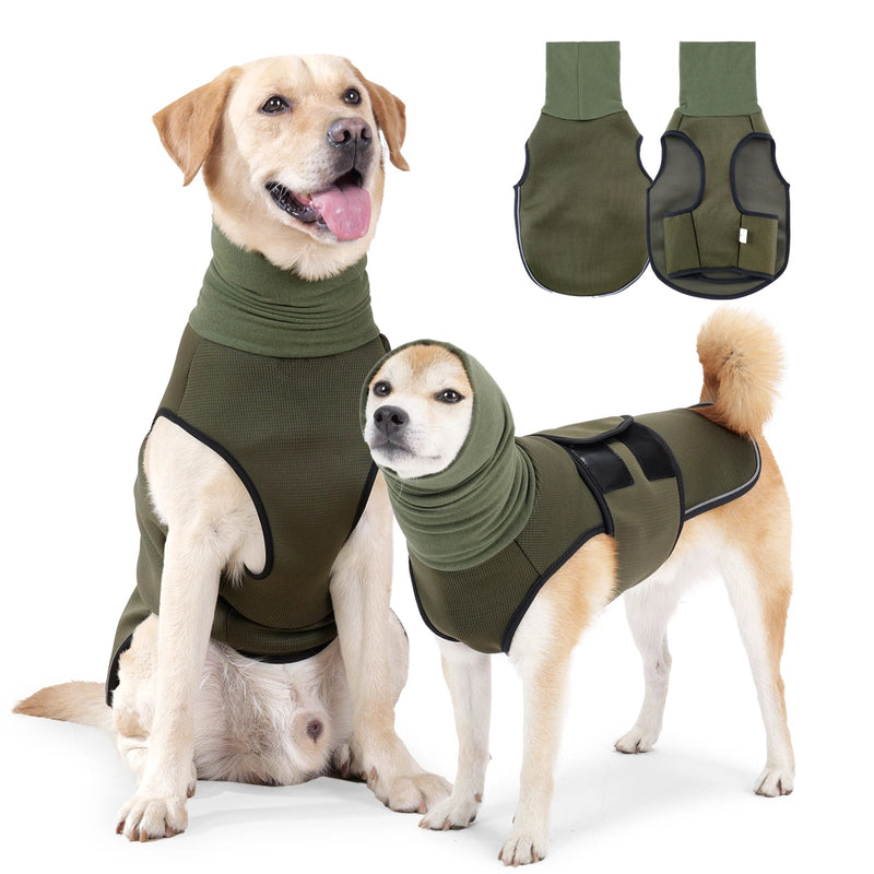 Chaleco antiestrés para perros con capucha en verde oliva, puesto en un labrador y un bulldog francés